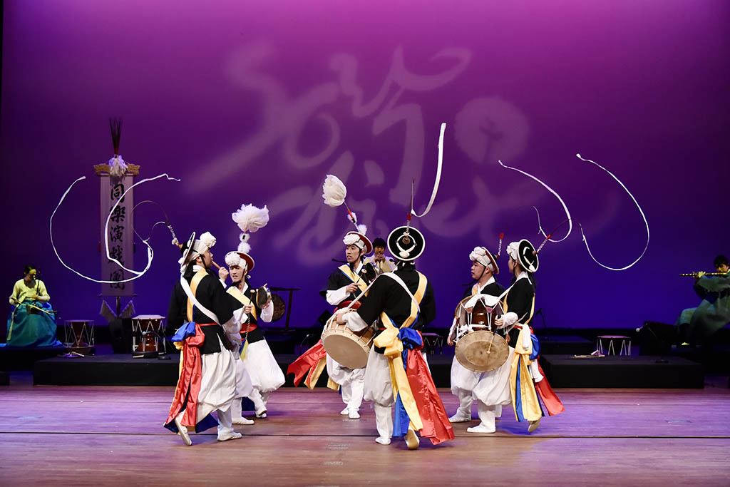 Image of Cheonji performing on stage. 